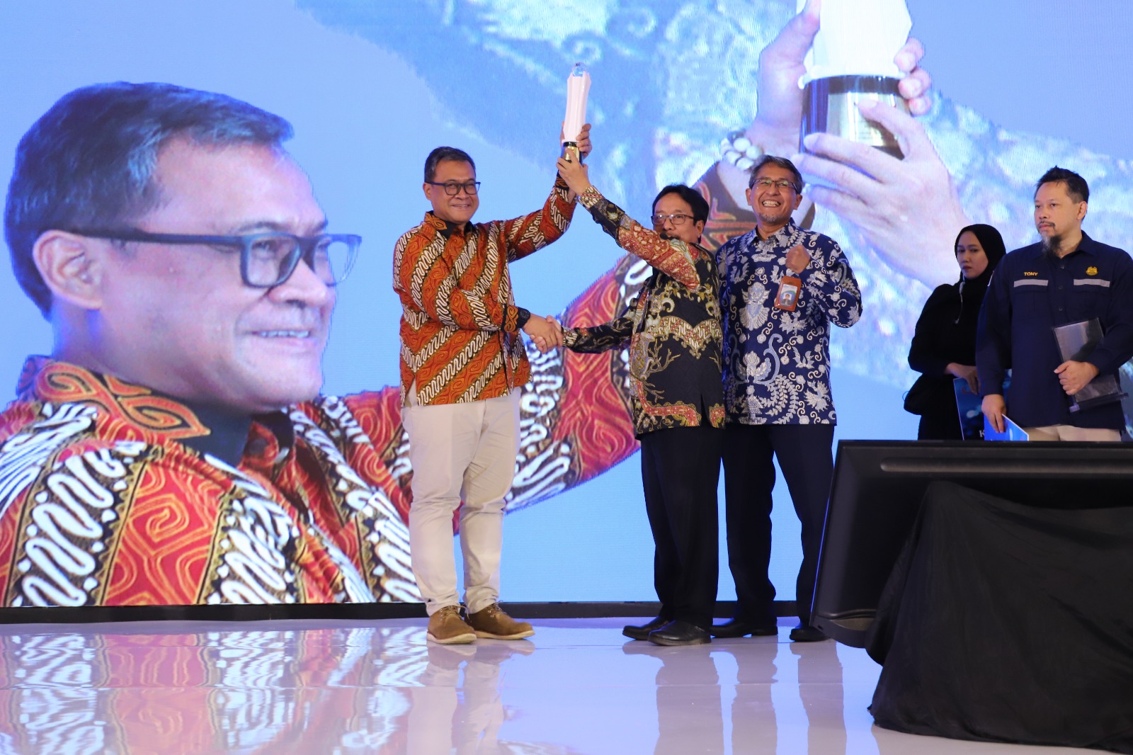 Deputi Bidang Sistem dan Strategi BNPB Raditya Jati (kiri) menerima penghargaan Herudi Technical Committee Award (HTCA) 2023 di Hotel Grand Sahid, Jakarta (17/10). 